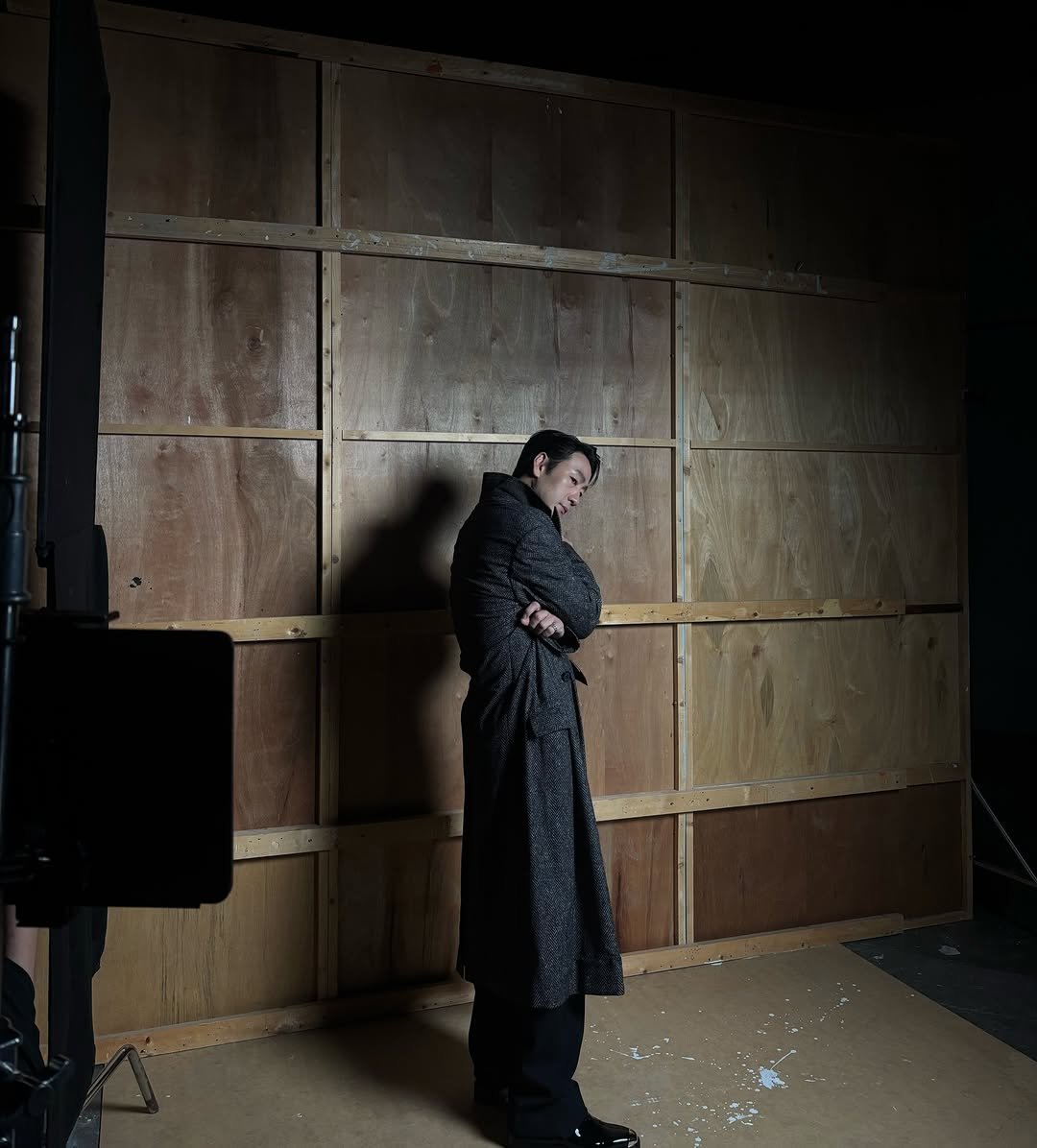 Photo by 박해수 PARKHAESOO on December 26, 2025. May be an image of standing, lighting, overcoat, gas mask and text.