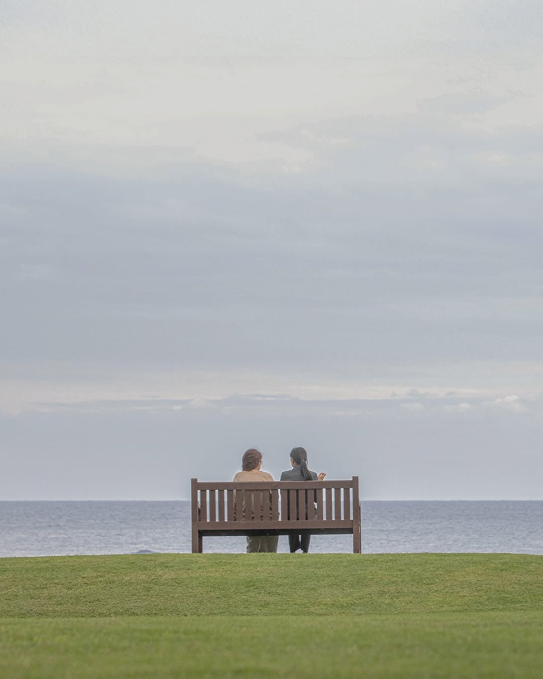 Photo by 해비치호텔앤드리조트 on September 18, 2025. May be an image of 2 people and grass.