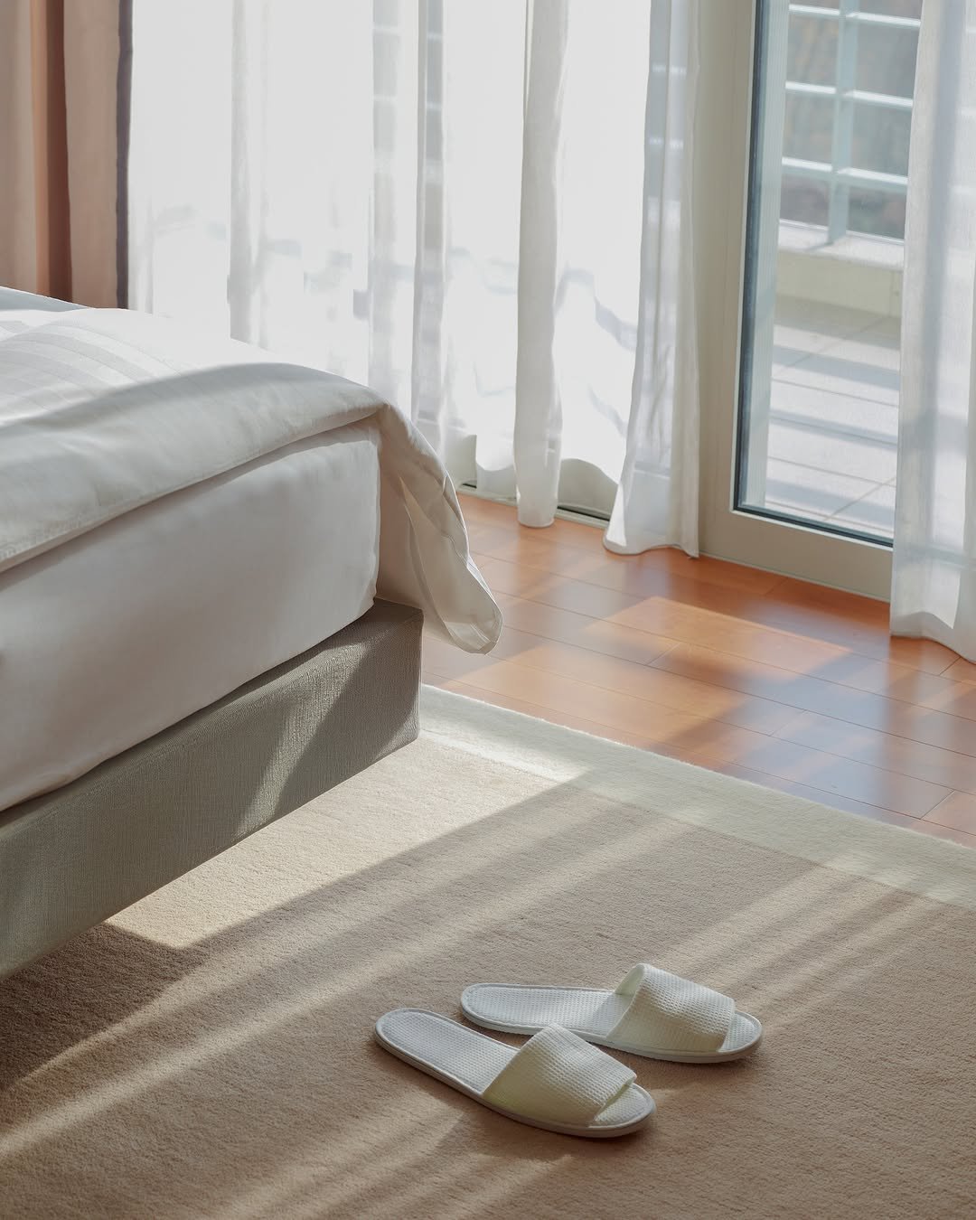 Photo by 해비치호텔앤드리조트 on August 04, 2025. May be an image of mattress, carpet, bedroom, indoors and text.