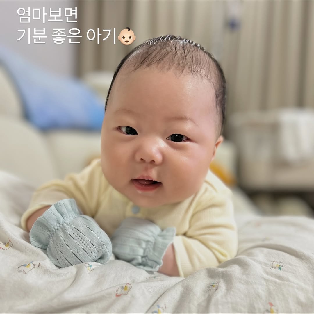 Photo by 쇼호스트 서혜림 on November 13, 2025. May be an image of diaper and text that says '엄마보면 기분 좋은 아기'.