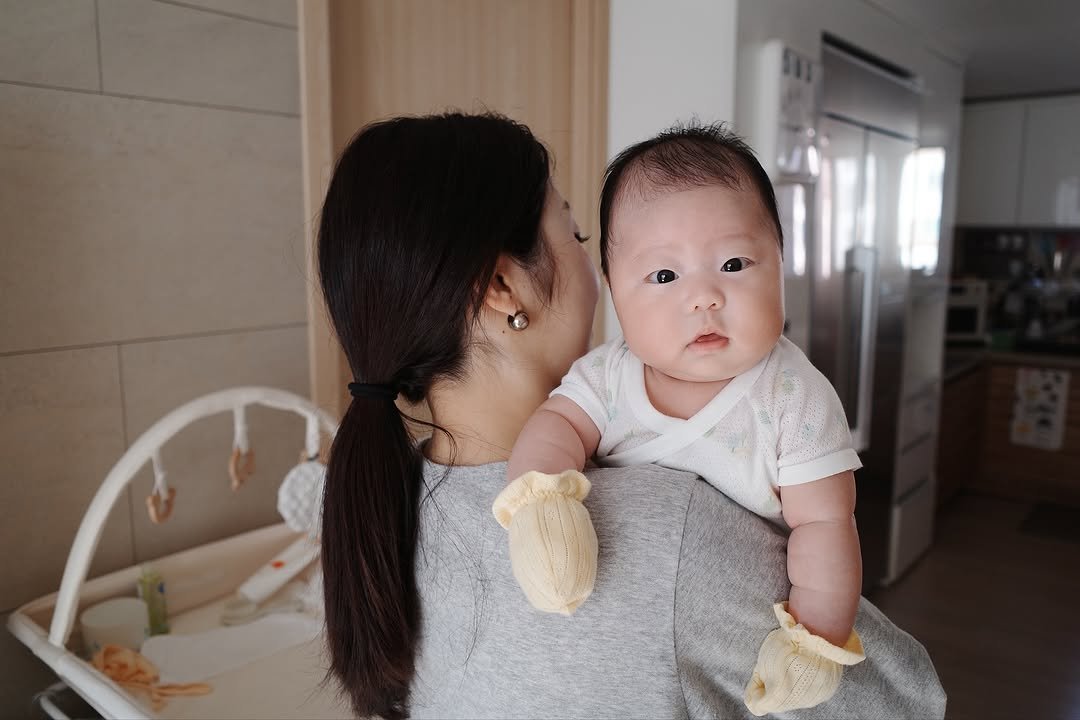 Photo by 쇼호스트 서혜림 on November 05, 2025. May be an image of baby, people kissing, diaper and text.