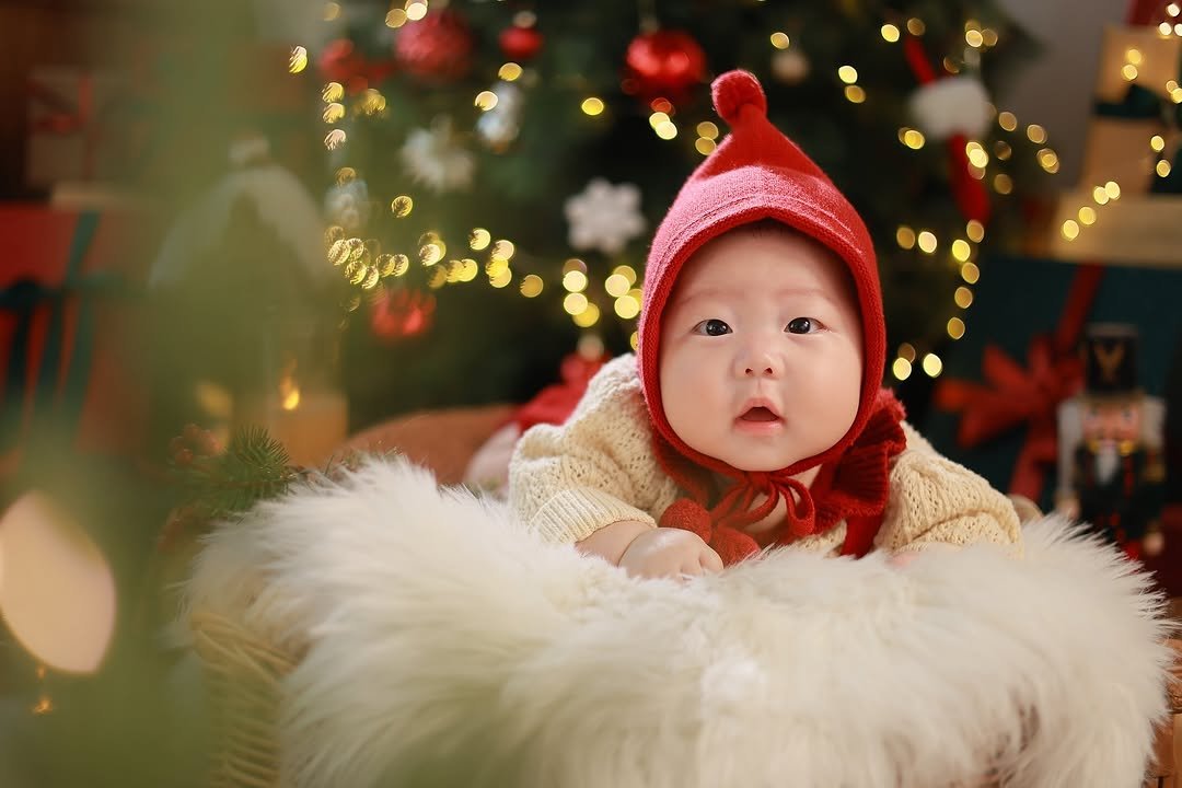 Photo by 쇼호스트 서혜림 on December 19, 2025. May be an image of baby, christmas tree and text.