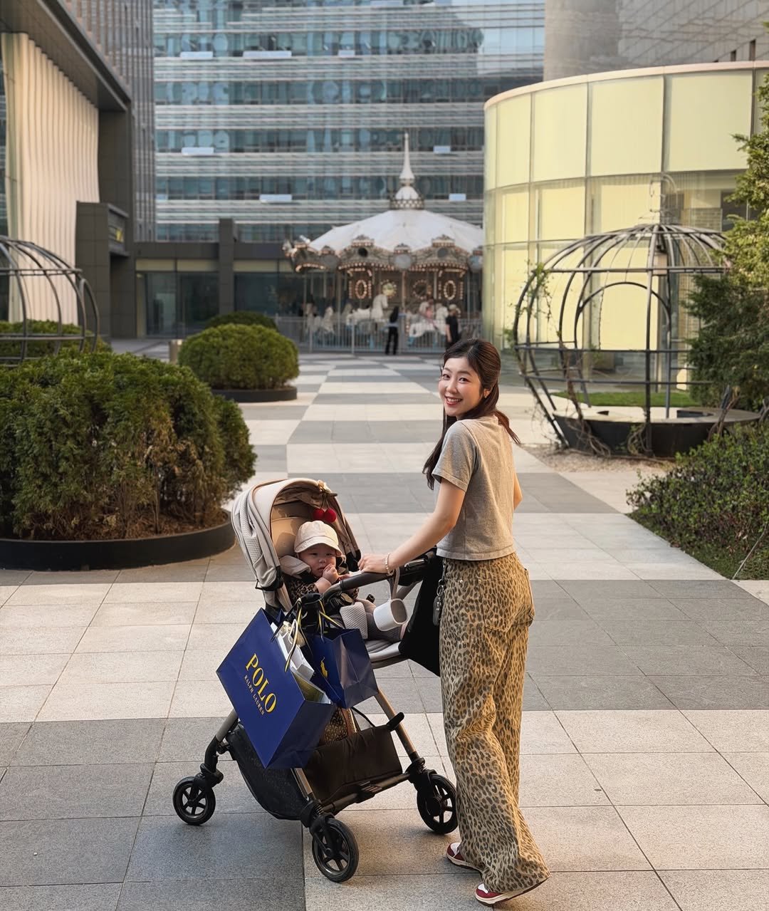 Photo by 쇼호스트 서혜림 on April 15, 2026. May be an image of baby, buggy, carriage and text that says 'POLO'.