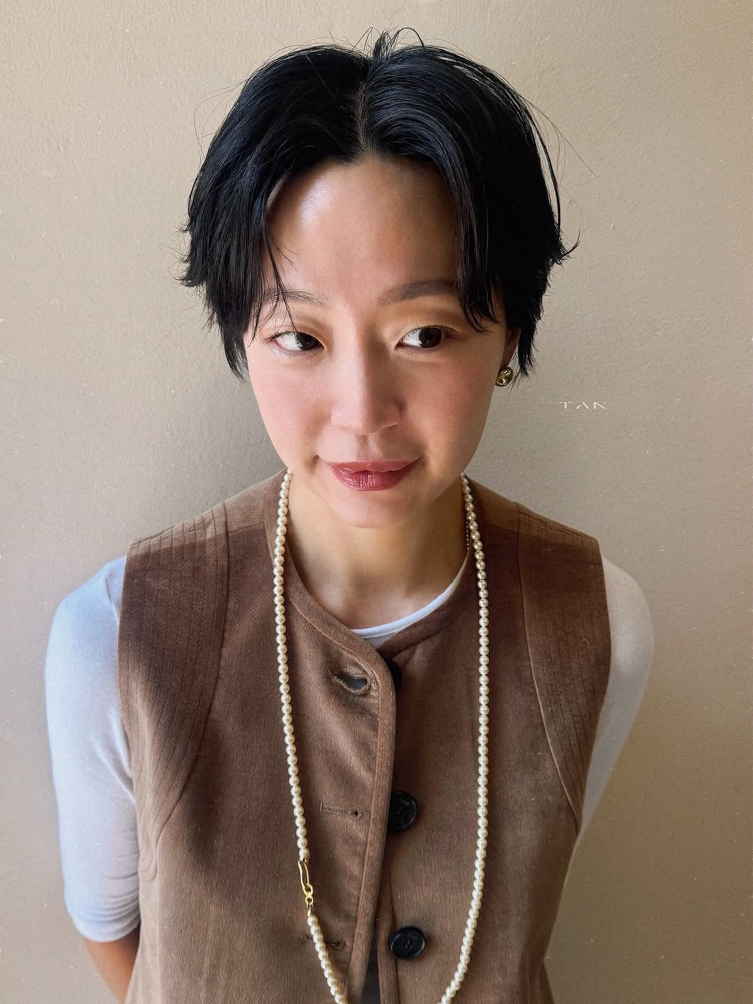 Photo by TAN hair studio _ 혜 원 in 탄헤어스튜디오. May be an image of one or more people, braids, bolo tie and text.