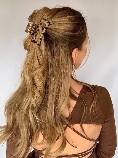 Photo by Claudia | Hairstyles on August 24, 2025. May be an image of 1 person, blonde hair, braids, long hair, hairpin, barrette and text.