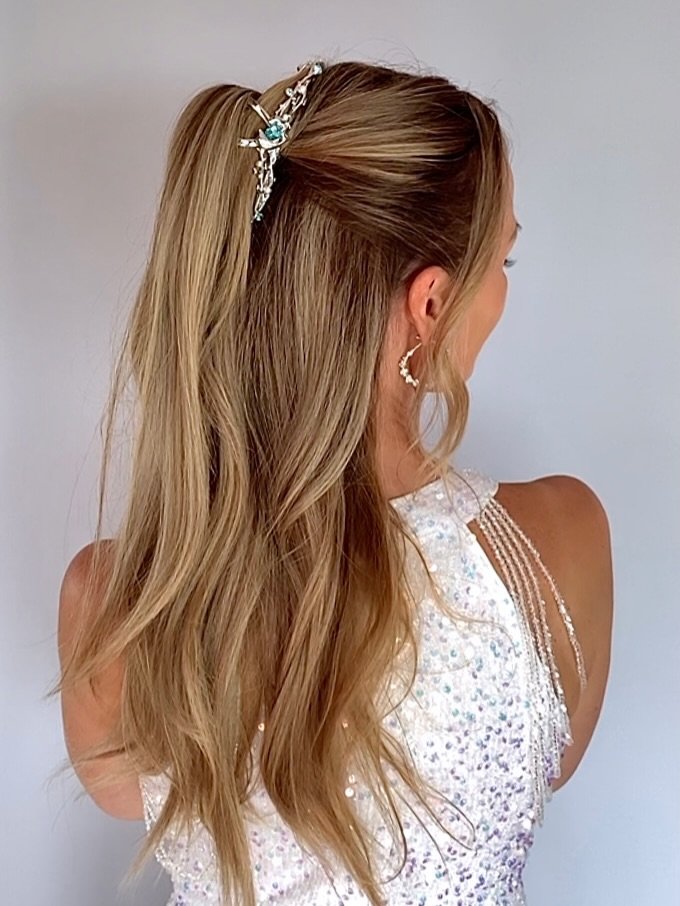 Photo shared by Claudia | Hairstyles on January 15, 2026 tagging @glownaturegarden. May be an image of one or more people, braids, blonde hair, long hair and text.