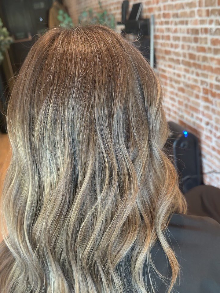 hairbyhollyx_ 게시물 이미지: Grey blending and becoming more natural...