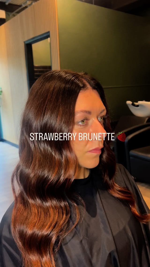 hairbyhollyx_ 게시물 이미지: STRAWBERRY BRUNETTE 🍓 

Absolutely here for...