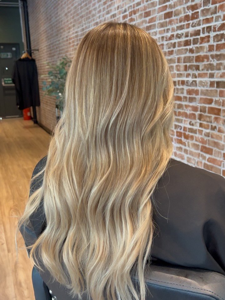 hairbyhollyx_ 게시물 이미지: Balayage by day, bombshell by night 💣

#reyou...