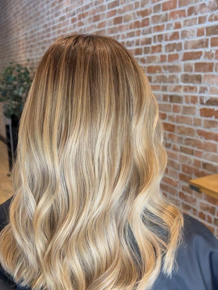 hairbyhollyx_ 게시물 이미지: OH HONEY, I’m blonde 🍯

#balayage #honey...
