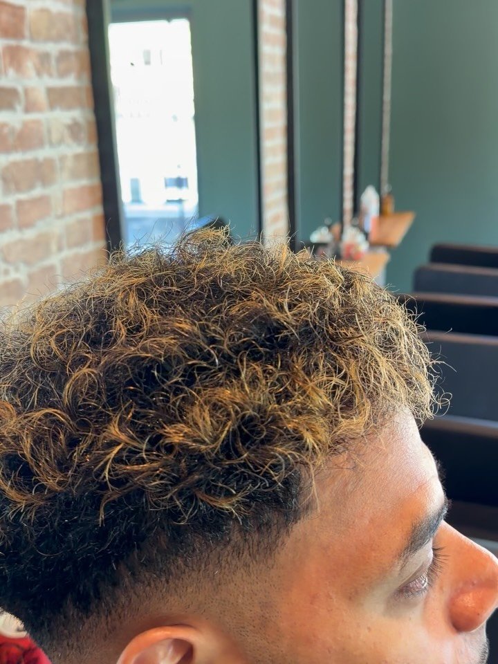 hairbyhollyx_ 게시물 이미지: Just enough lift in the curls to change the...