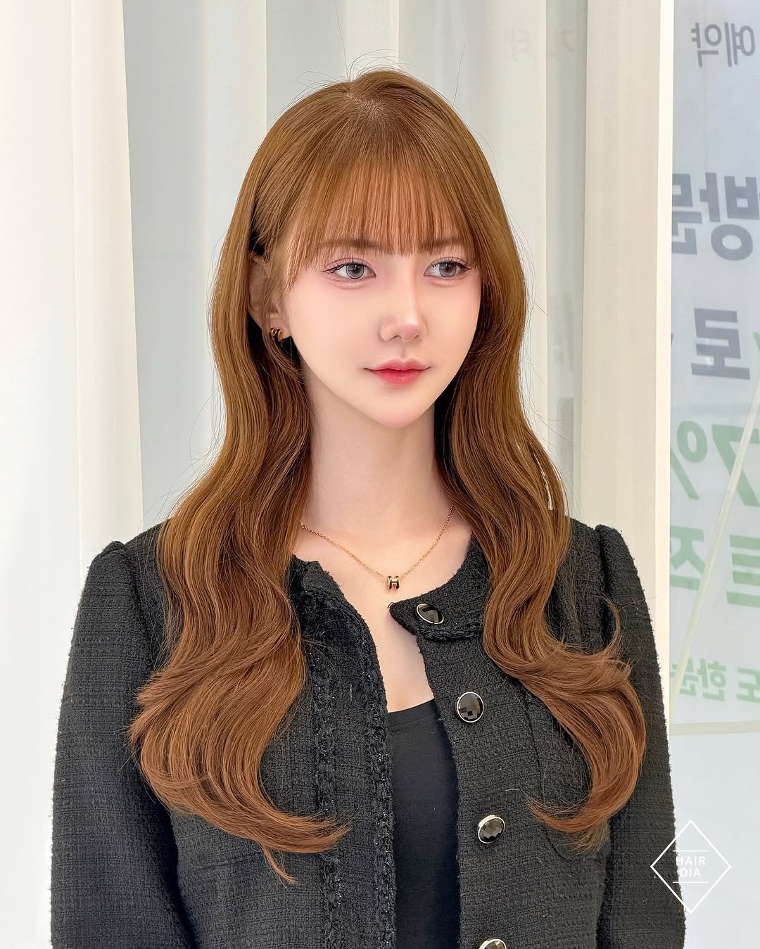 Photo shared by 레이어드 | 애쉬브라운 | 백금발 전문 헤어다이아 미르 on March 20, 2026 tagging @hairdia, and @hairdia_suwon. May be an image of ‎one or more people, hair, duffle coat, jacket, top and ‎text that says '‎층0 デ جار 토 0V 즈 H 코 HAIR‎'‎‎.