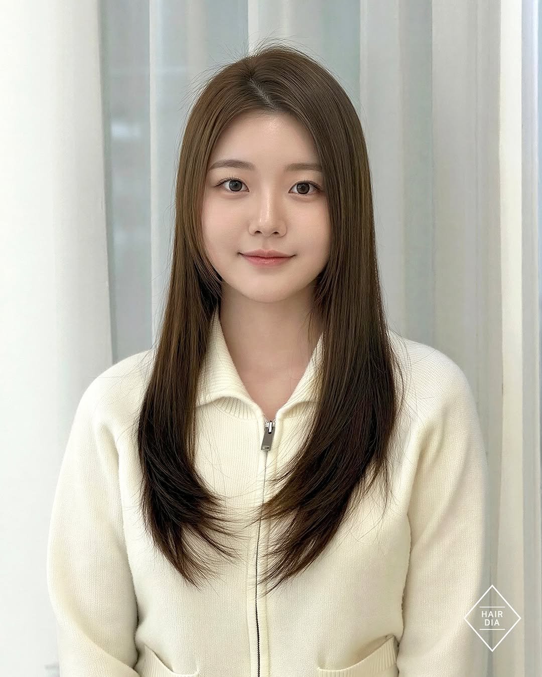 Photo shared by 레이어드 | 애쉬브라운 | 백금발 전문 헤어다이아 미르 on March 19, 2026 tagging @hairdia, and @hairdia_suwon. May be an image of one or more people, bangs, goosedown coat, parka, top and text.