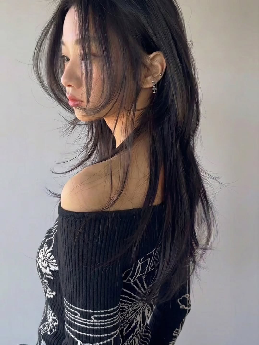 Photo by 🇰🇷마스터 김선생🇰🇷 김 기홍 on December 18, 2025. May be an image of one or more people, braids, long hair, top, turtleneck and text.