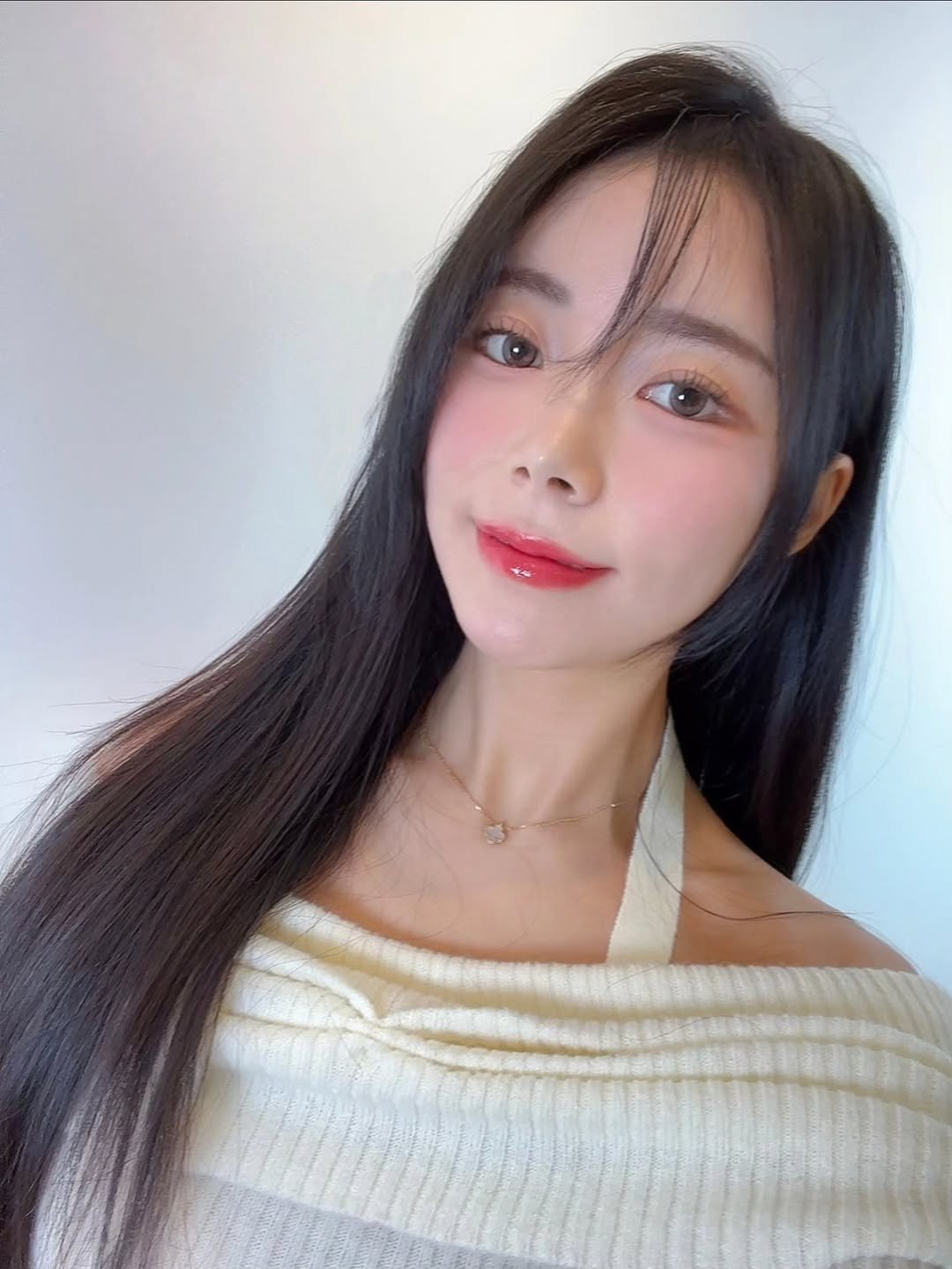 Photo by 🇰🇷마스터 김선생🇰🇷 김 기홍 on February 11, 2026. May be a selfie of one or more people, hair, lipstick, top and text.