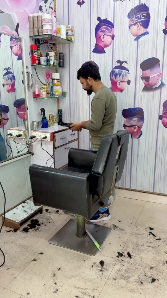 hairstylergulbahar 게시물 이미지: काम ही काम
.
Follow:- @hairstylergulbahar...