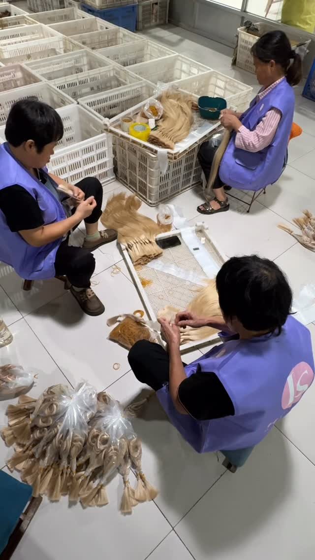 hairtopperfactory 게시물 이미지: “Quality check in progress! 👩‍🔬 Every bundle...