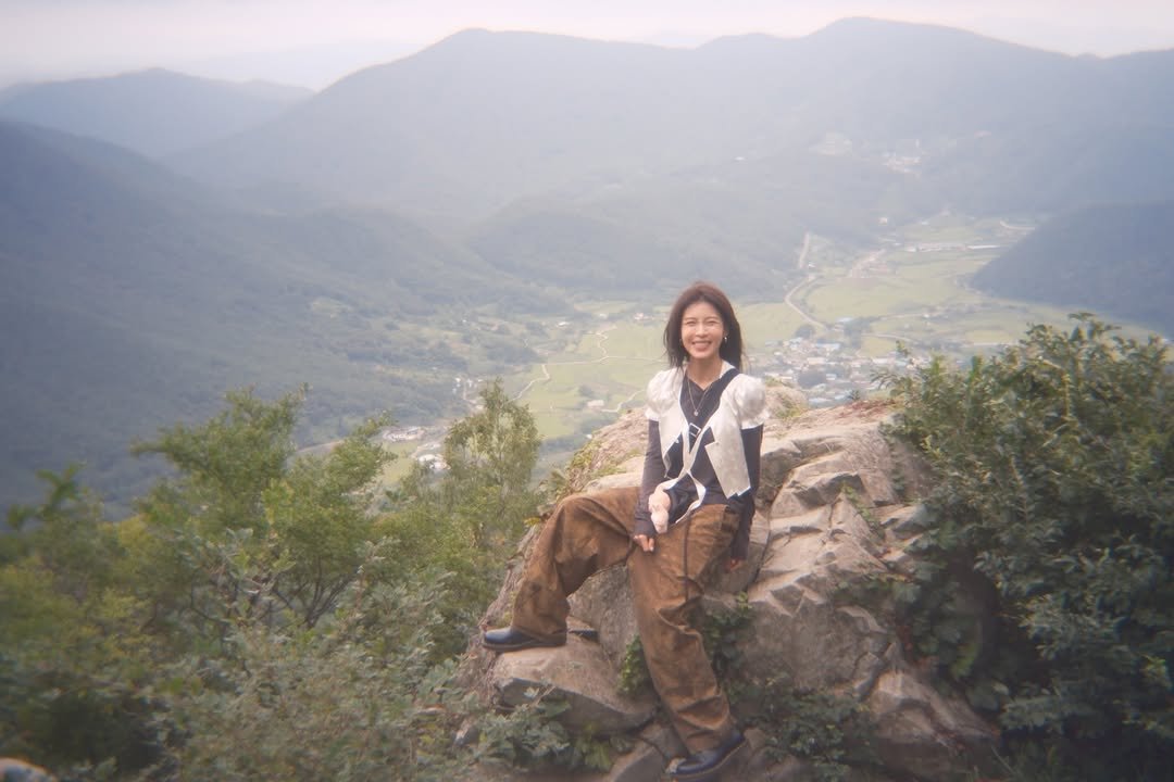 Photo by 하지원 on December 17, 2025. May be an image of mountain, the Great Wall of China and text.