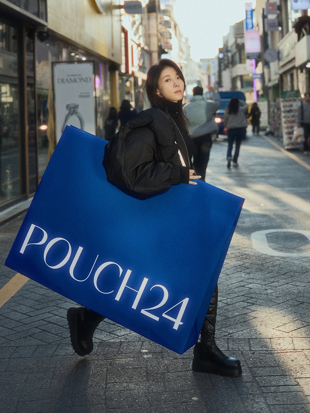 Photo by 하지원 on November 14, 2025. May be an image of grocery bag, sling, pouch, poster and text that says 'DRAMOND POUCH24 POH'.