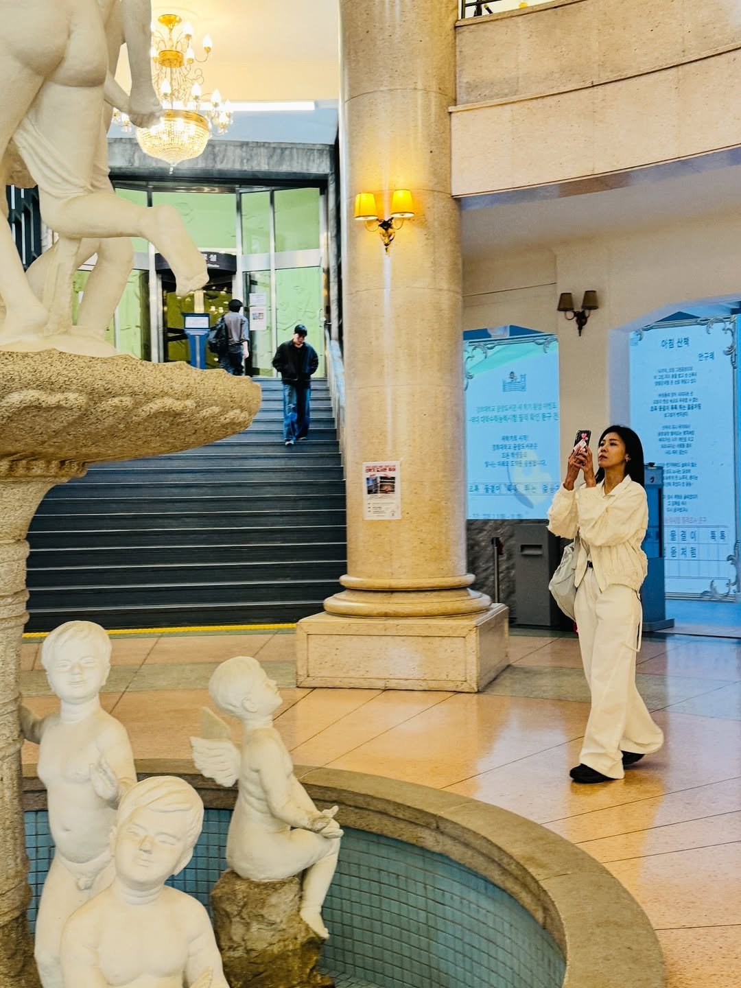 Photo by 하지원 on April 09, 2026. May be an image of one or more people, sculpture, bust, statue, fountain and text.