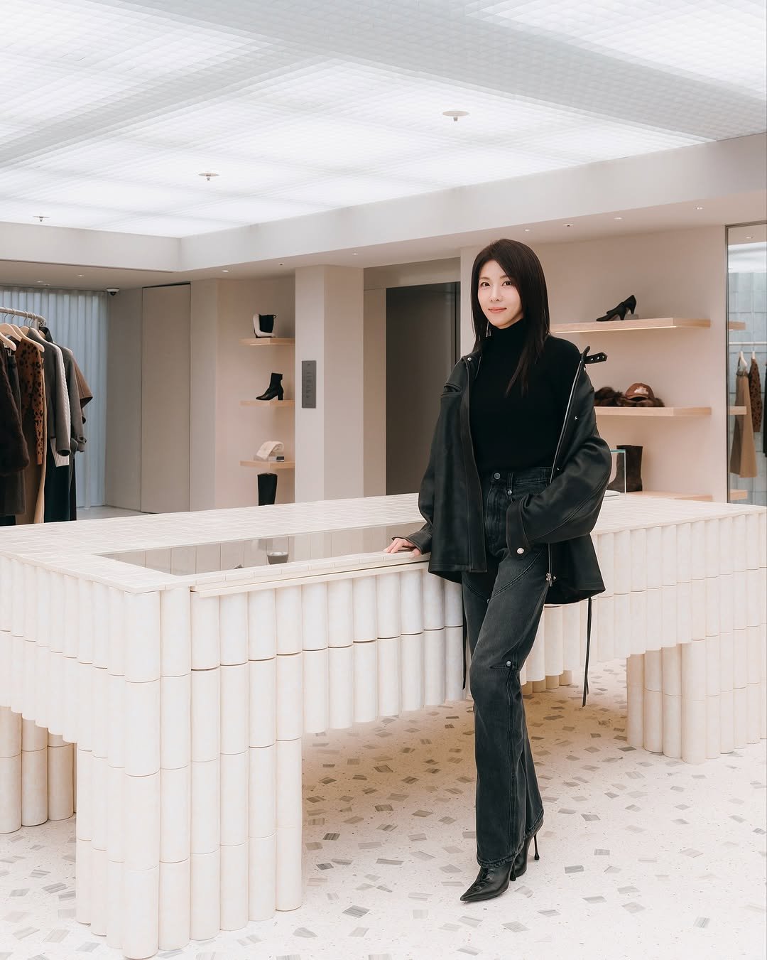 Photo by 하지원 on November 08, 2025. May be an image of overcoat, turtleneck, cornflower and text.