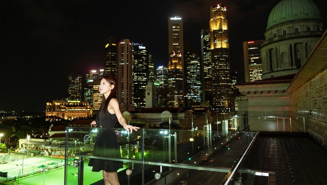 Photo shared by 싱가포르관광청 on April 05, 2026 tagging @hajiwon1023. May be an image of skyscraper, buildings and text.