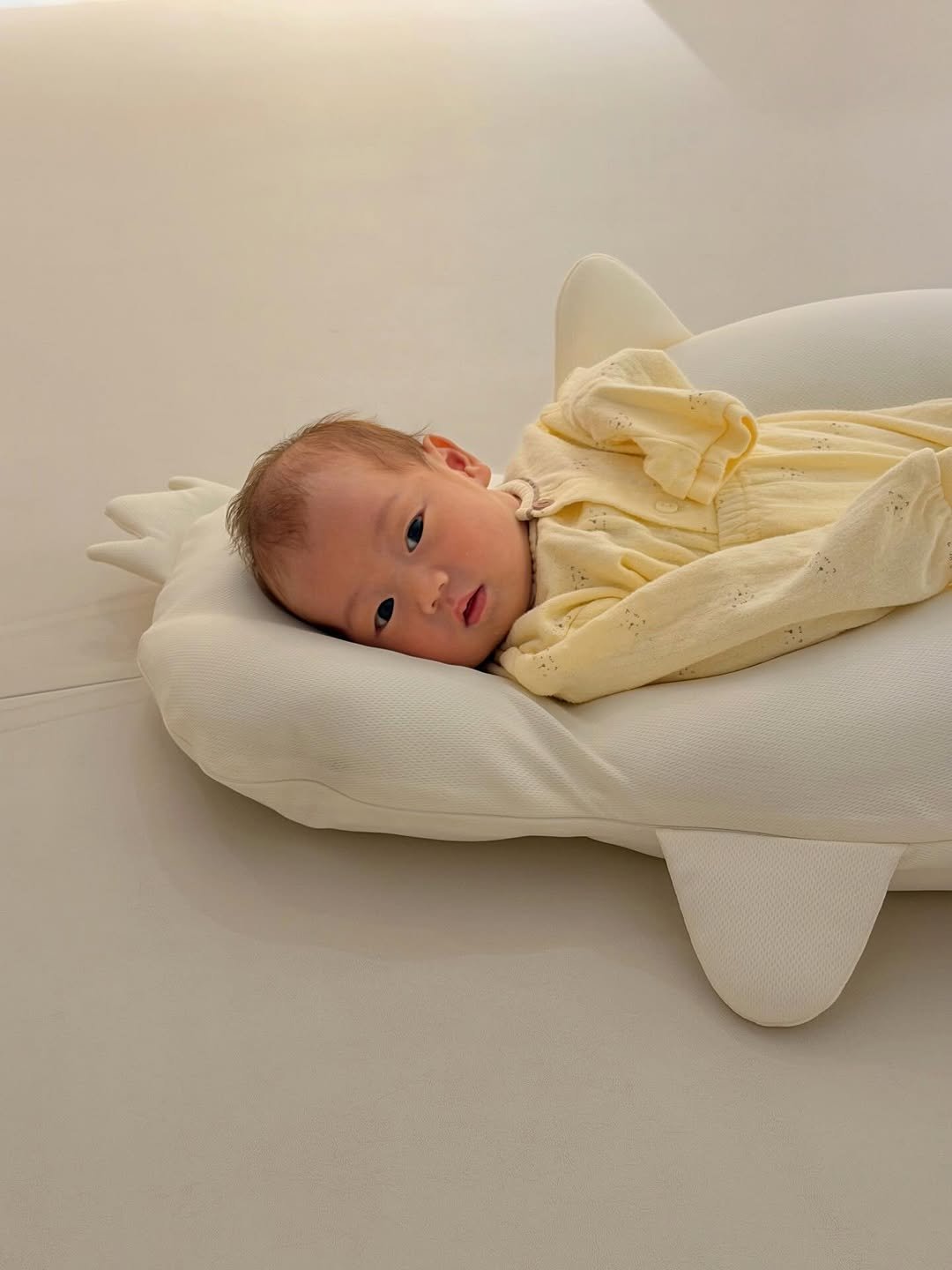 Photo by 하준맘 또는 미안이라고 불러주세요 on December 20, 2025. May be an image of baby, baby bed, beanbag chair and text.