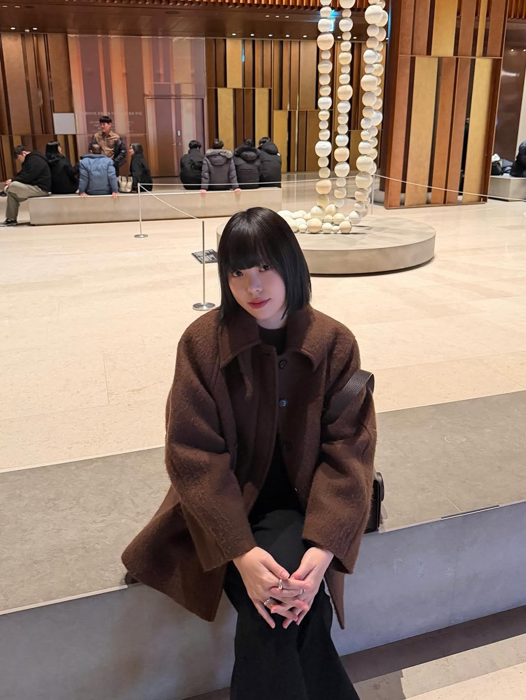 Photo by 하준맘 또는 미안이라고 불러주세요 on December 18, 2025. May be an image of duffle coat, overcoat, sable coat, parka, turtleneck and text.