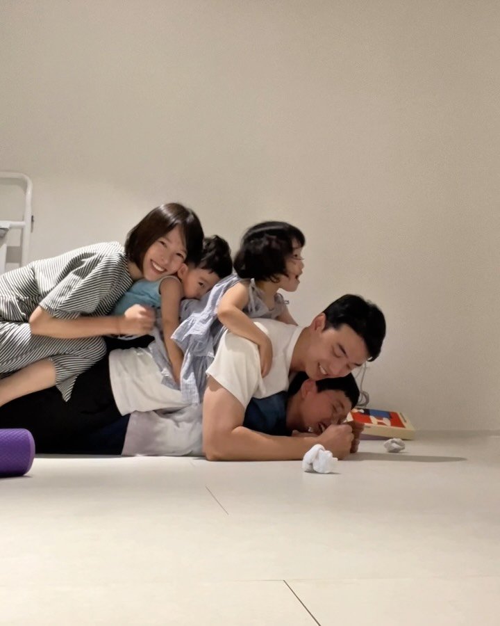 hajunmom_daily 게시물 이미지: 아빠한텐 괴롭히기 바쁘더니
엄마한텐 뽀뽀 할 자리없다고 돌아가며 우는 거…
별 일...