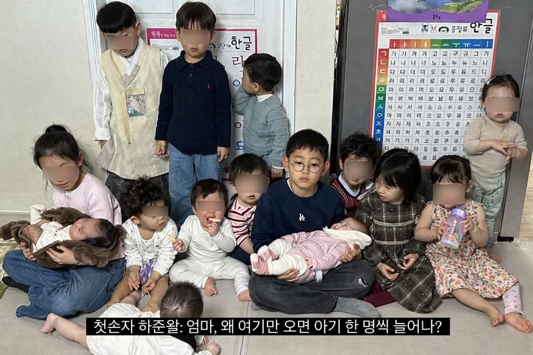 Photo by 하준맘 또는 미안이라고 불러주세요 on February 17, 2026. May be an image of baby and text that says 'TIN 단기 한글 글 라 정방이운점료안글 안글 選ど〇 움정표 ￥ 첫손자 하준왕: 엄마, 왜 여기만 오면 아기 한 명씩 늘어나?'.