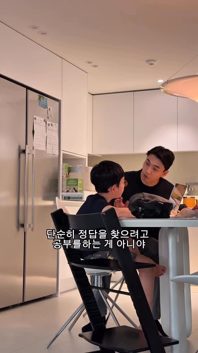 hajunmom_daily 게시물 이미지: 하준이가 숙제를 얼른 끝내고 싶어서 딴짓을 하며
정답만 알려달라고 해서 아빠한테...