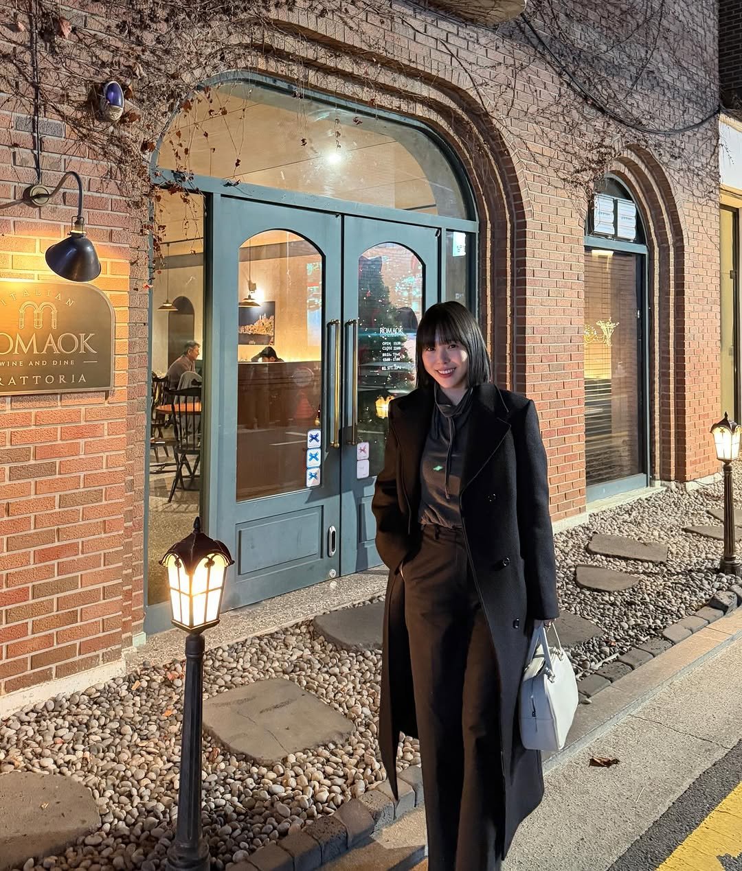 Photo by 하준맘 또는 미안이라고 불러주세요 on December 23, 2025. May be an image of duffle coat, overcoat, suit, cornflower and text.