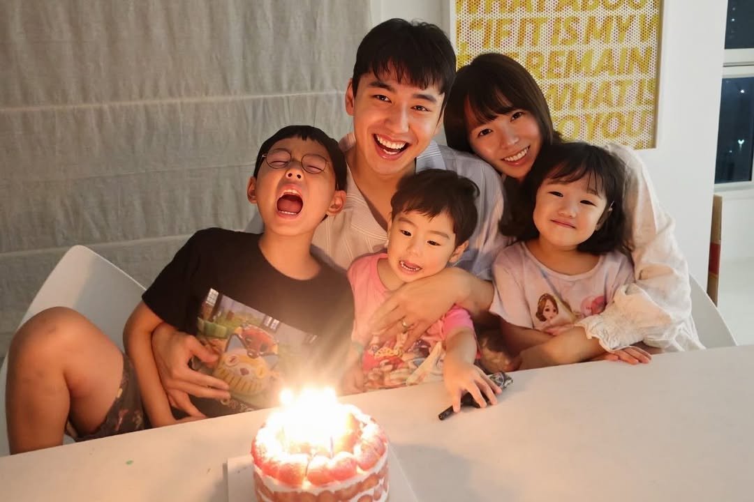 Photo shared by 황태환(하준파파) on September 02, 2025 tagging @hajunmom_daily. May be an image of 4 people, cake, candle and text that says 'FITISMYV ISMYI REMAIN WHATIS ονου'.