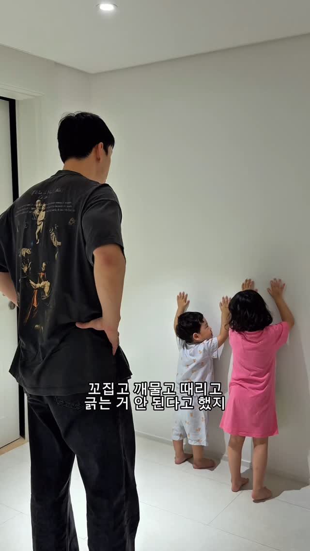 hajunmom_daily 게시물 이미지: 지운이랑 서준이는 서로 없으면 못 사는 단짝인데,
싸울 땐 또 화끈하게...