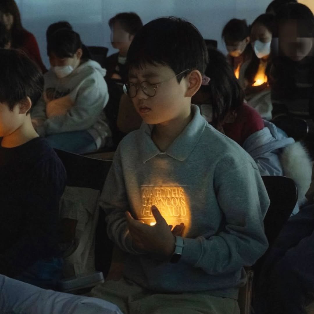Photo shared by 하준맘 또는 미안이라고 불러주세요 on December 19, 2025 tagging @hajunn_papa. May be an image of child, studying, fire, candle, lantern, night and text.