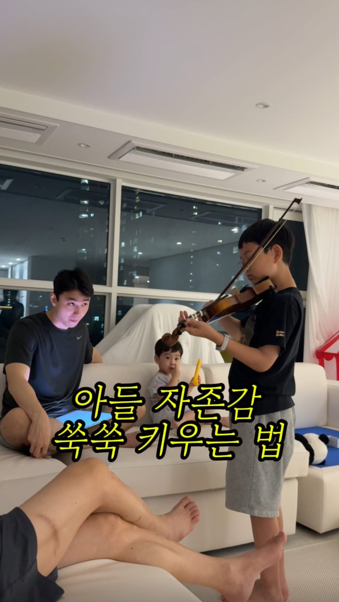 hajunmom_daily 게시물 이미지: 오늘 저녁, 하준이가 열심히 연습한 끝에 가족들을 불러 모아 시작된 작은별...