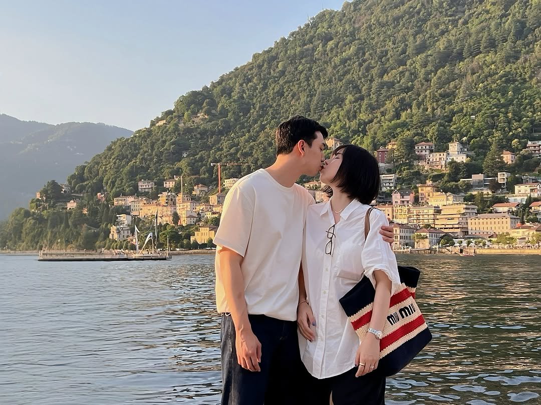 Photo shared by 하준맘 또는 미안이라고 불러주세요 on July 04, 2025 tagging @hajunn_papa. May be an image of 2 people, people kissing, lake, Camogli and text.