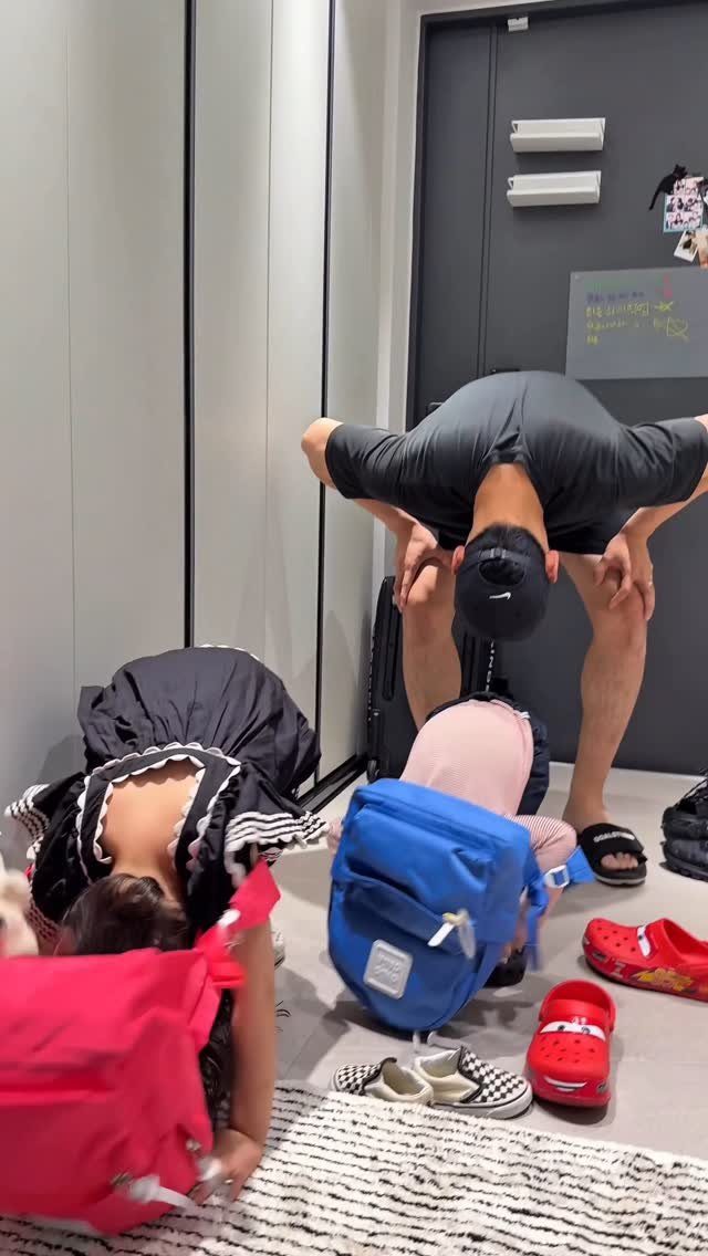 hajunmom_daily 게시물 이미지: 매일 아침마다 둘이 머리 박고 인사하더니,
결국 오늘은 구르면서 등원했습니다ㅋㅋㅋ