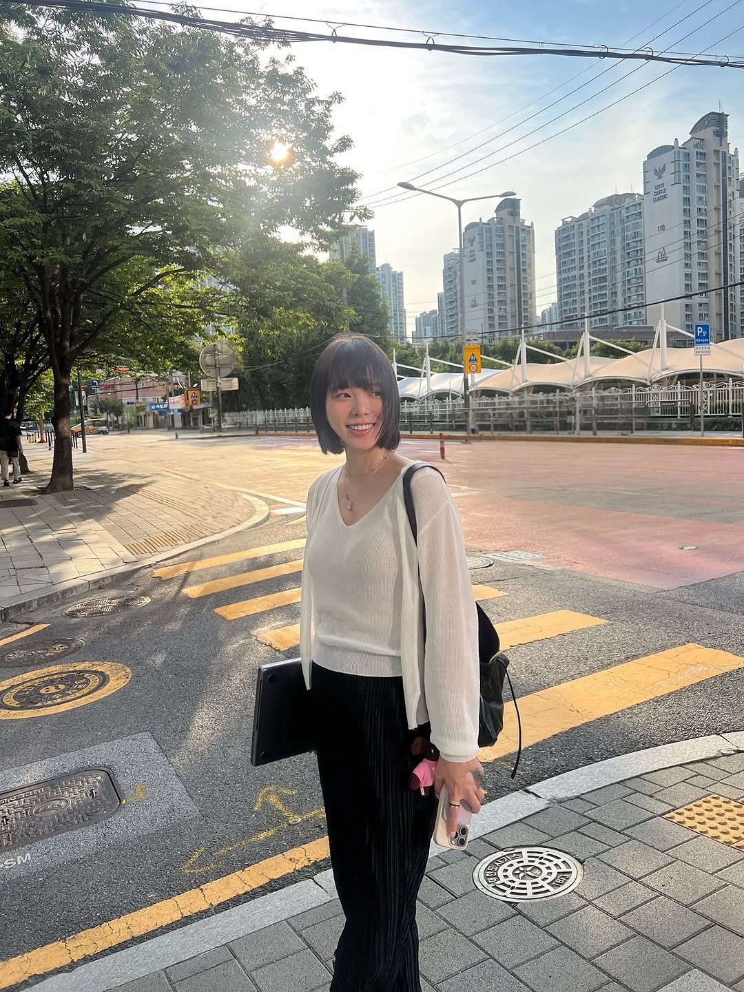 Photo by 하준맘 또는 미안이라고 불러주세요 on August 21, 2025. May be an image of 2 people, street, Victoria Peak, road and text.