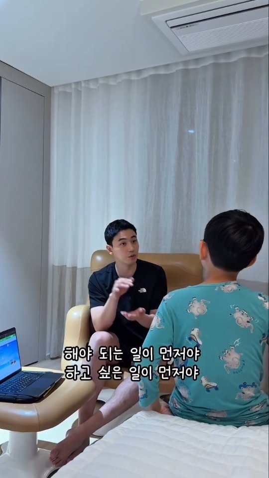 hajunmom_daily 게시물 이미지: 30분이면 끝날 학교숙제를
주말 내내 계속 미루던 하준이

잘 시간이 되니 피곤함은...