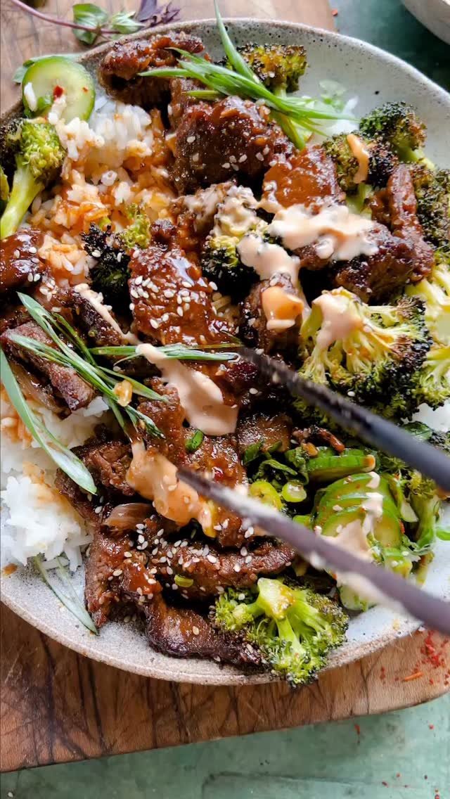 halfbakedharvest 게시물 이미지: Sheet Pan Spicy Ginger Sesame Beef and...