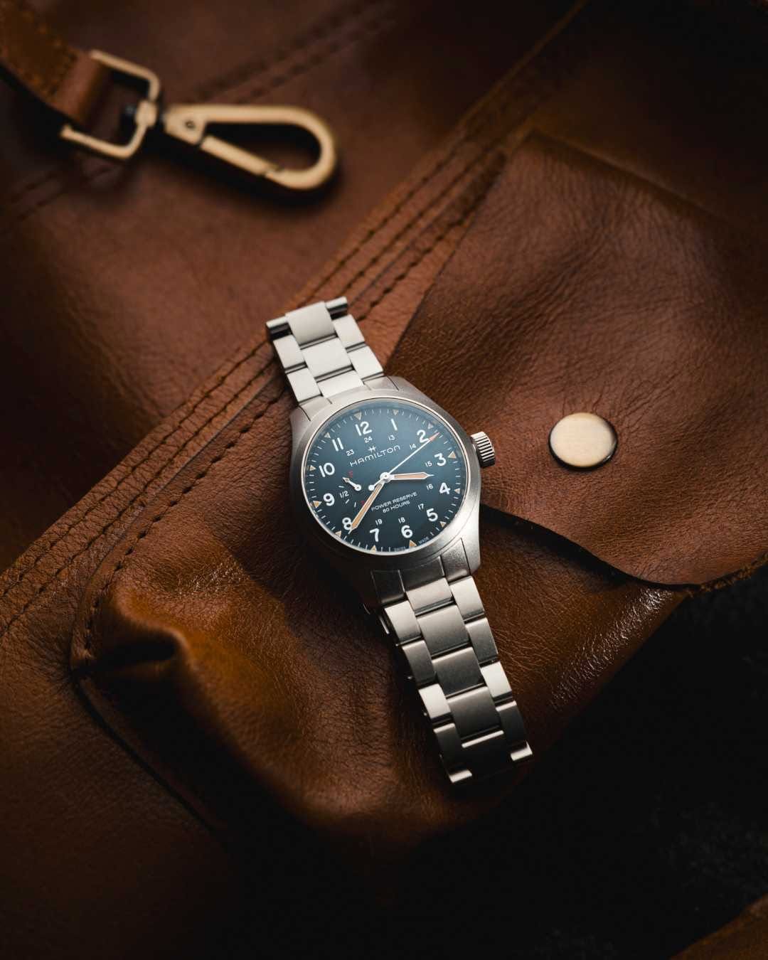 hamiltonwatch 게시물 이미지: A closer look, swipe by swipe.
The new Khaki...