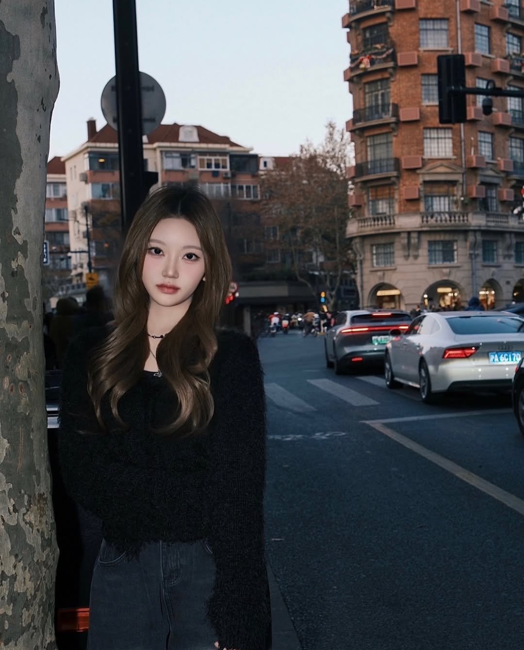 Photo shared by 하미유 원장 김효은 | 부평미용실 블랙빼기, 복구탈색, 염색, 백금발 on March 12, 2026 tagging @hamiyou_h2, and @hamiyou_hn2. May be an image of one or more people, hair, makeup, road, street and text.