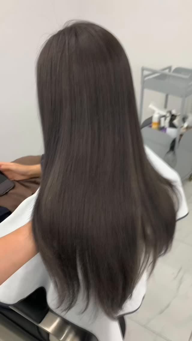 hamiyou_hn 게시물 이미지: #실버브라운 

 
톤다운염색으로 가장 많이 찾아주시는 컬러 !
그윽하고 풍부한...