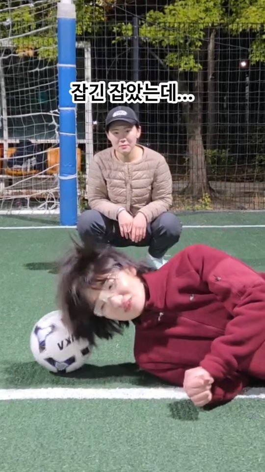 hamonthly 게시물 이미지: 머리로 공잡기 #챌린지 우리도 해봤습니다🤣
#풋살 쉬는 시간에ㅋㅋㅋ...