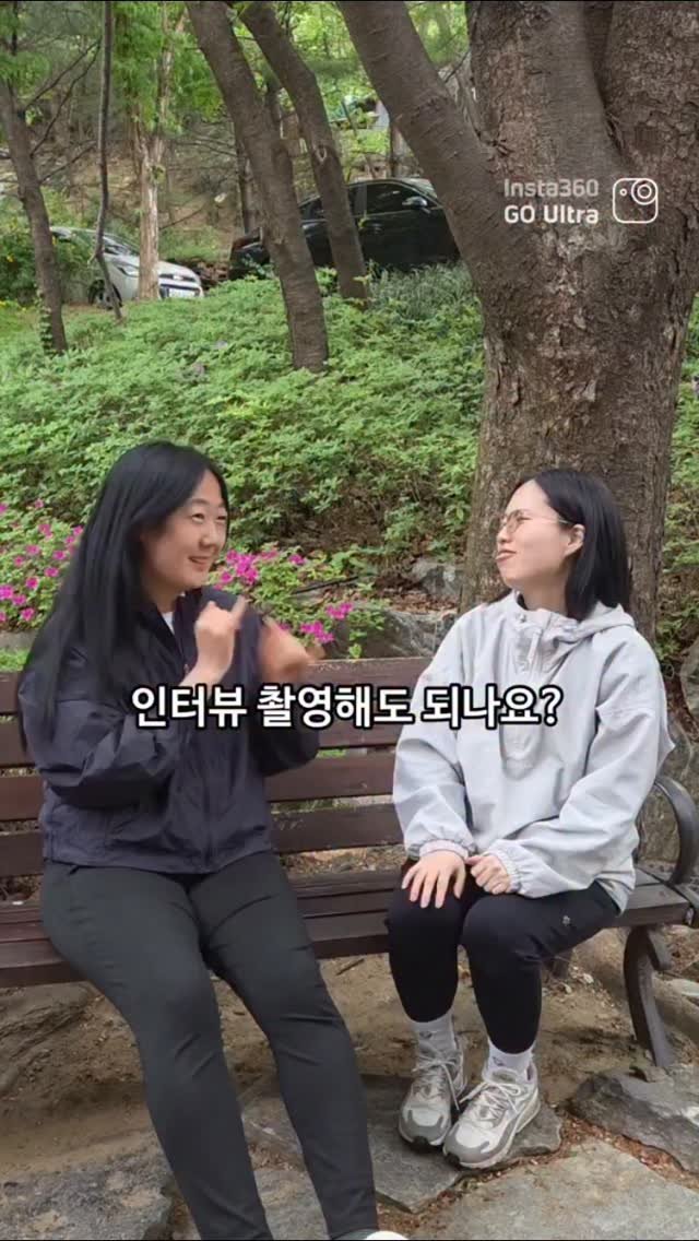 hamonthly 게시물 이미지: 농인이 촬영할 때 시선으로부터 자유로워지는 법🤟🏻 

카메라만 보이면 굳어버리는...