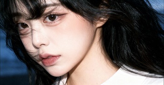 Photo by 손지냥 ( 00년생 냥까스 사장 ⋆｡˚🎀₊˚ ༘ ) on November 12, 2025. May be an image of one or more people, hair, makeup, top and text.