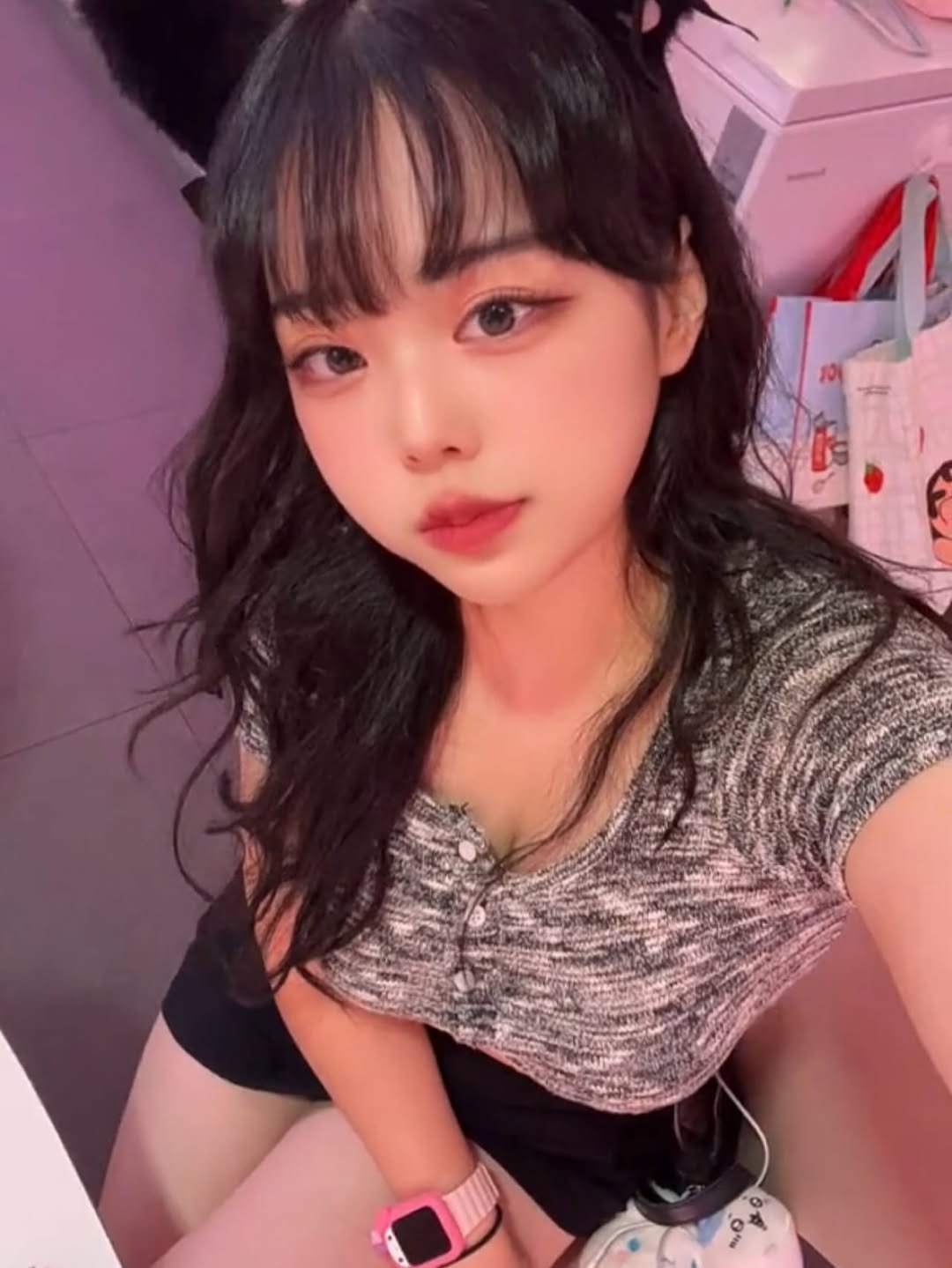 Photo by 손지냥 | 냥까스 on July 21, 2025. May be an image of 1 person, hair and text.