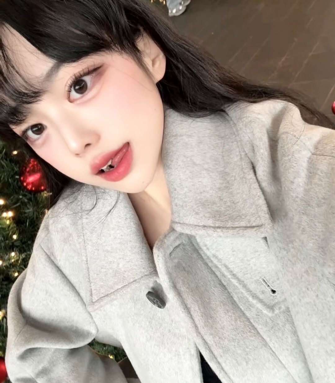 Photo by 손지냥 ( 00년생 냥까스 사장 ⋆｡˚🎀₊˚ ༘ ) on December 28, 2025. May be a selfie of one or more people, hair, makeup, lipstick, duffle coat, parka and text.