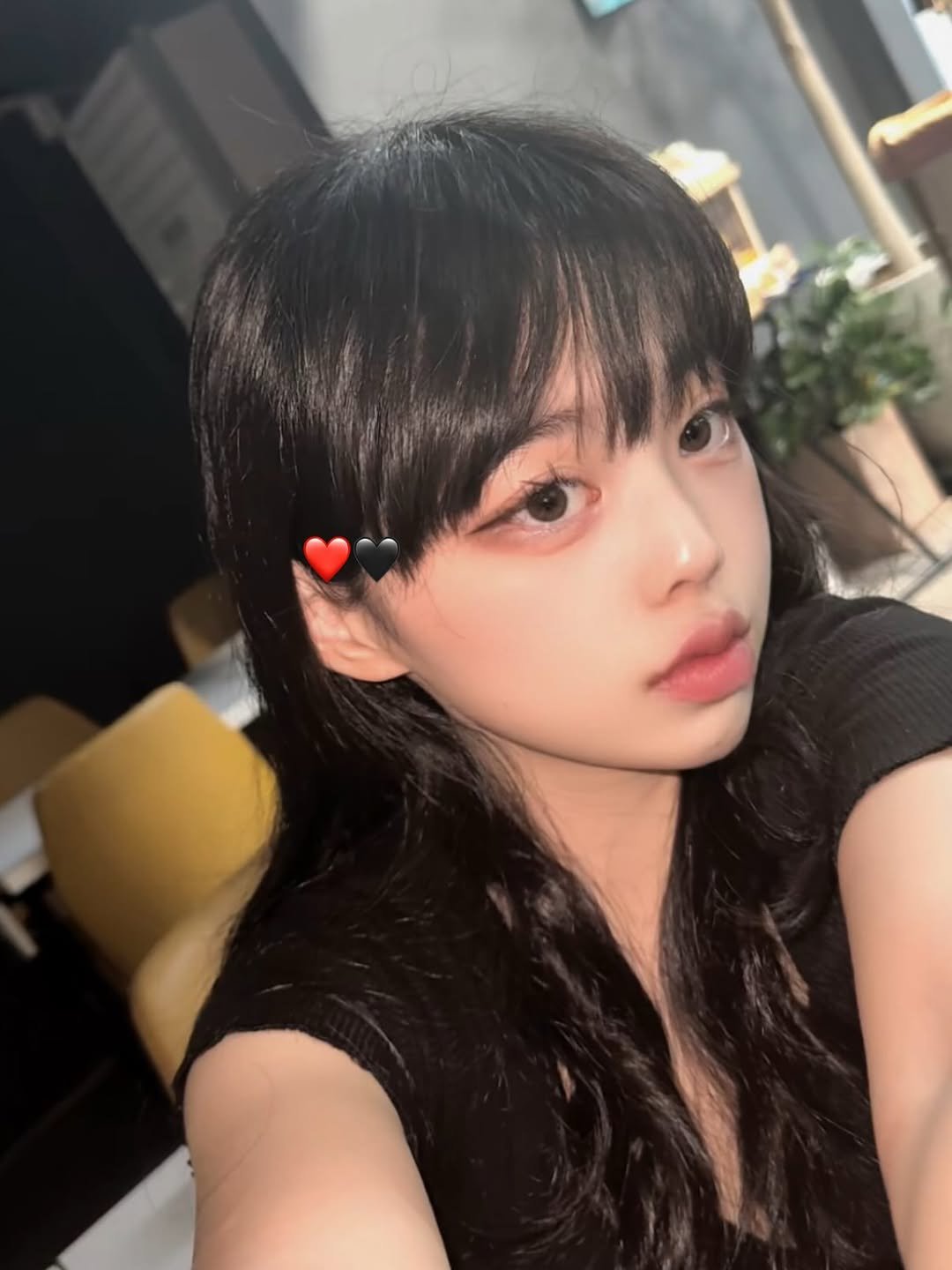 Photo by 손지냥 | 냥까스 on October 25, 2025. May be an image of one or more people, hair and text.